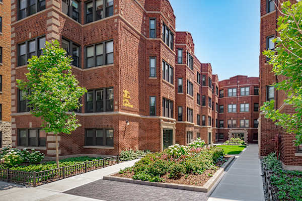 527-37 W. Aldine Ave. property